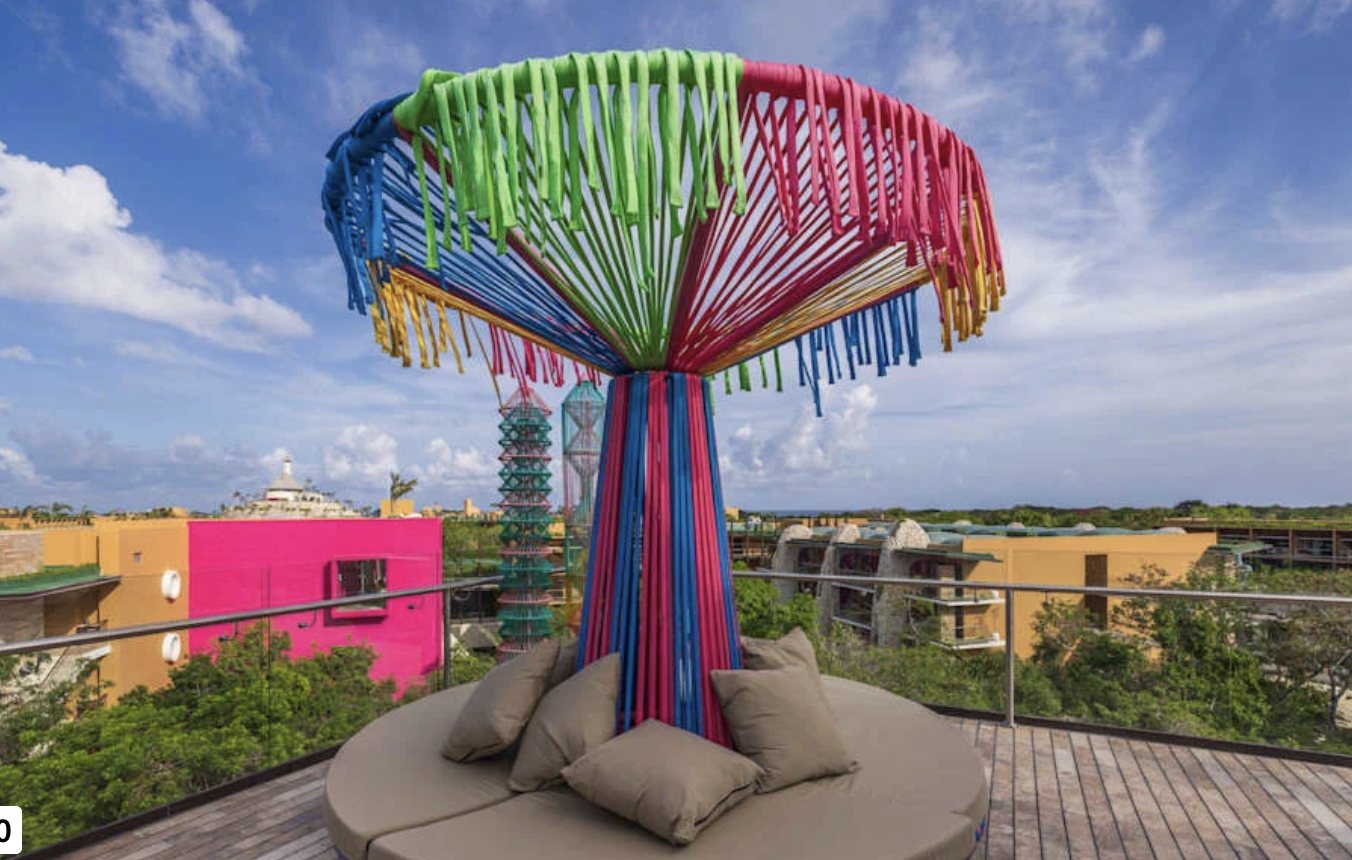 Palapa escultórica de mecate tejido, vista aérea en rooftop de hotel