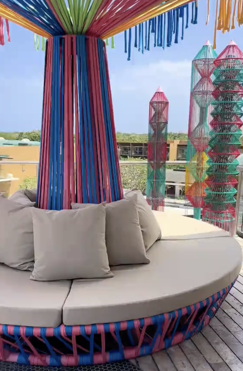 Detalle del tejido en mecate multicolor de una palapa