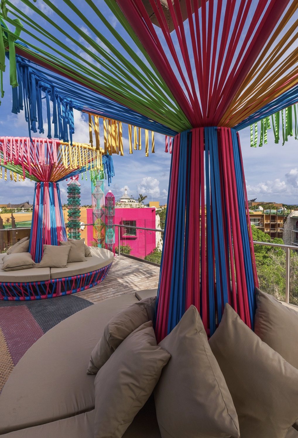 Vista interior de una palapa tejida desde el camastro