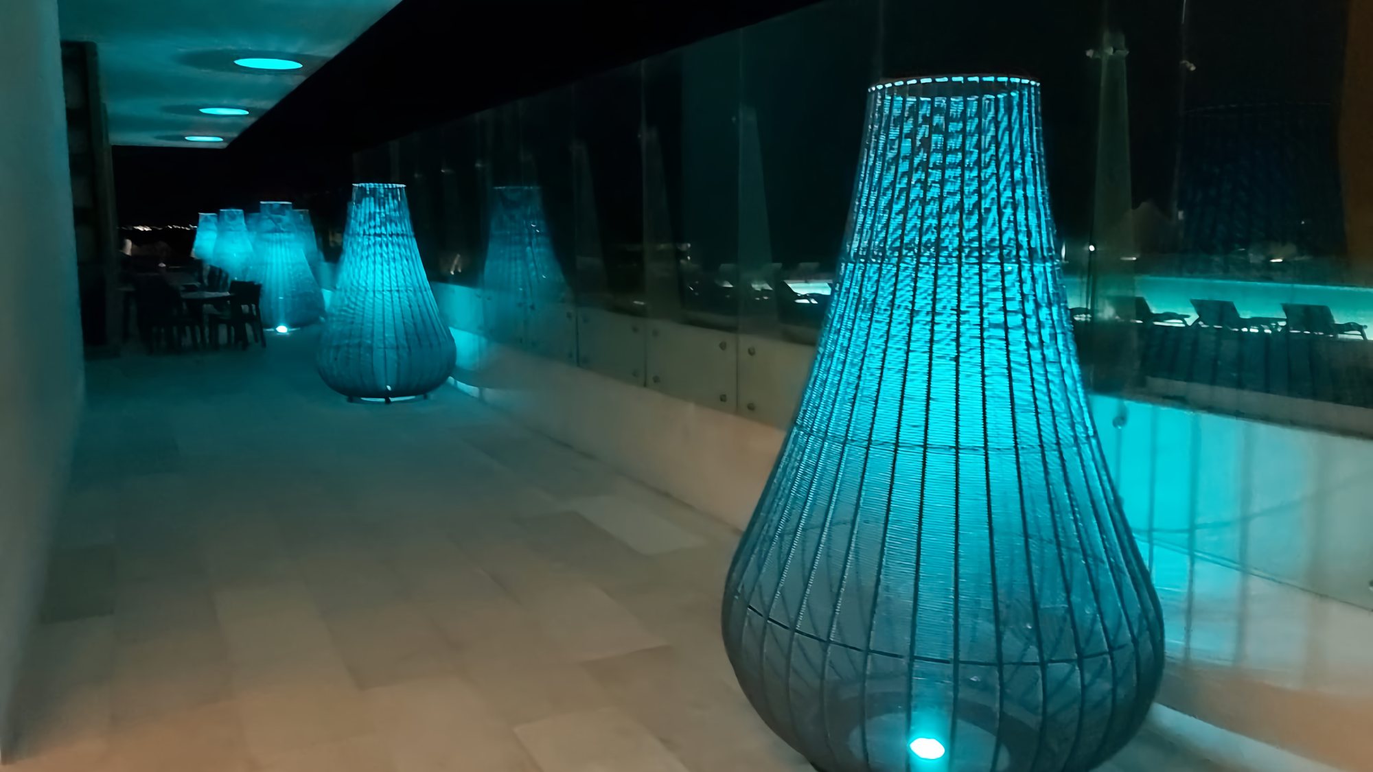 Faroles tejidos iluminando una terraza por la noche