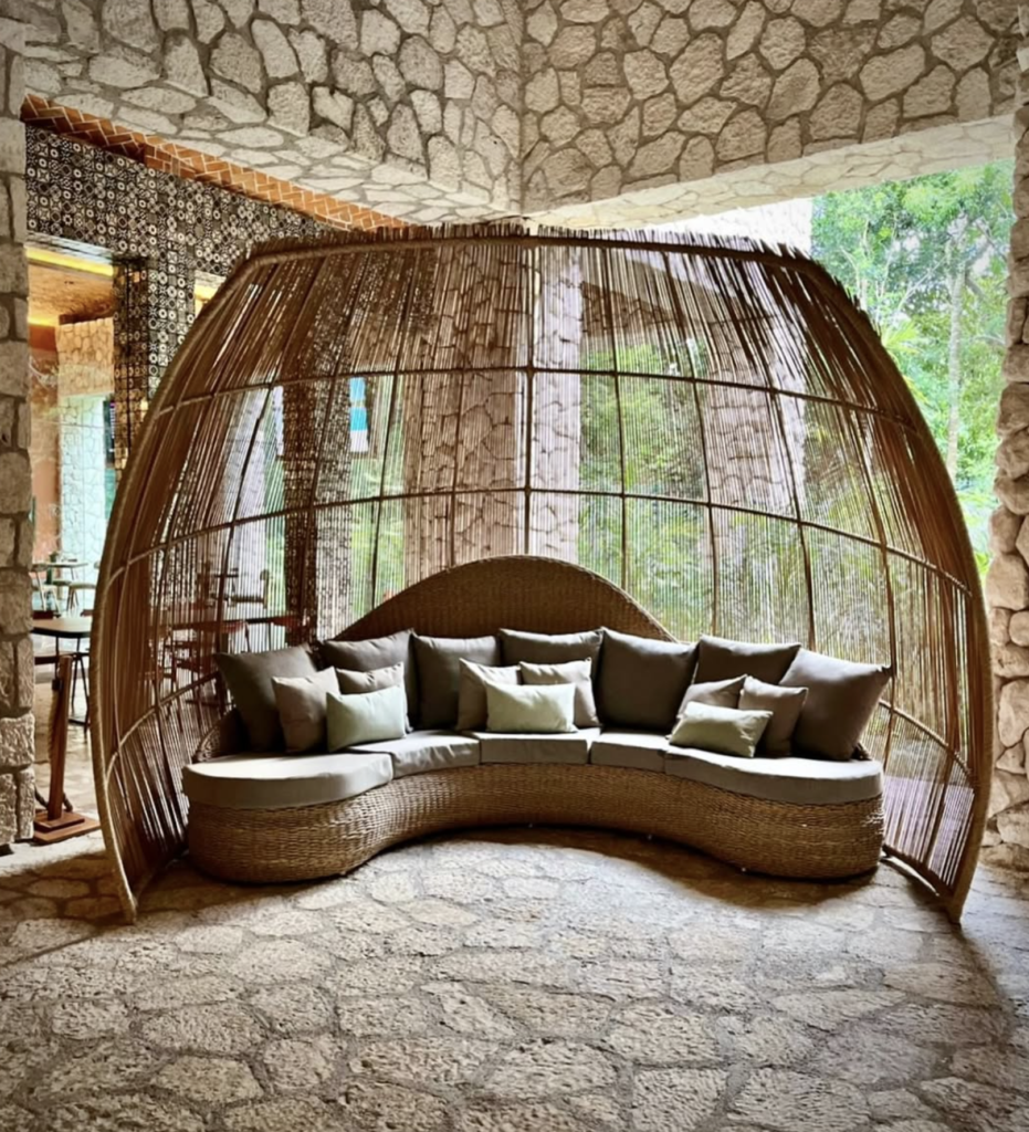 image 11 Hotelería y Boutiques Sillón Concha Xcaret – sofá tejido en fibra natural bajo cúpula de carrizo