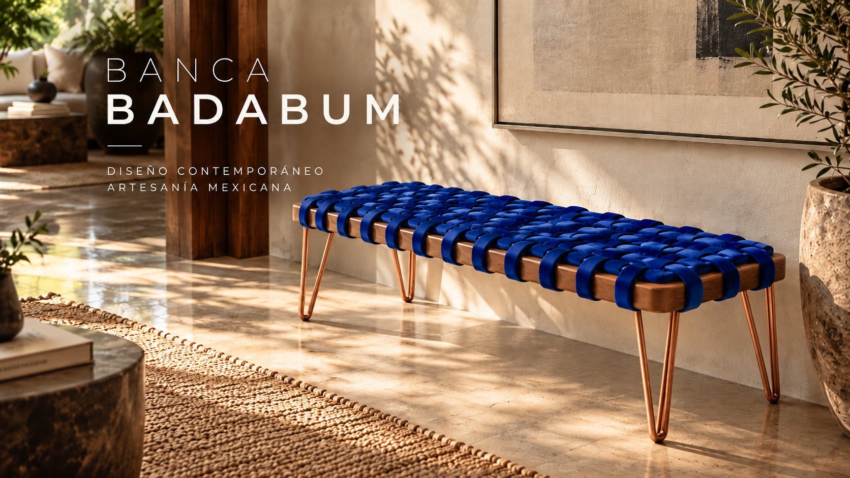 Banca Badabum: banca de terciopelo azul tejido con patas de metal, diseño contemporáneo y artesanía mexicana
