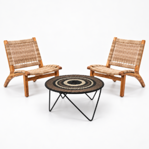 Conjunto Laguna: 2 sillones Bacalar Mimbre de madera y mimbre natural con Mesa Orquídea tejida, fondo blanco