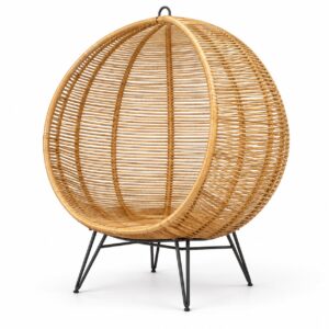 Sillón Júpiter Mimbre: sillón esférico tejido a mano en mimbre con base de patas metálicas negras, vista de tres cuartos